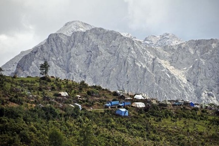 Seasonal matsutake Camp on the Chaktreng-Shangrila border