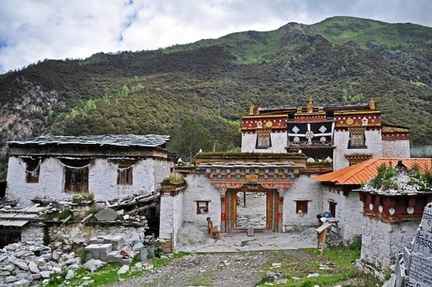 Tsongu Gompa (Gelukpa tradition). Chinese tourists know it as Chongu Sii