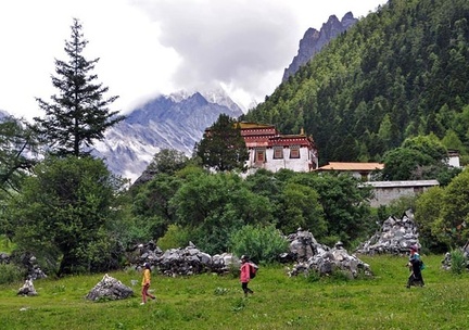 Tsongu Gompa people Chanadorje in clouds