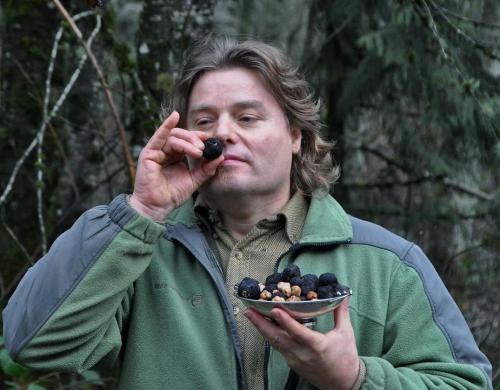 Daniel Winkler sniffing truffle